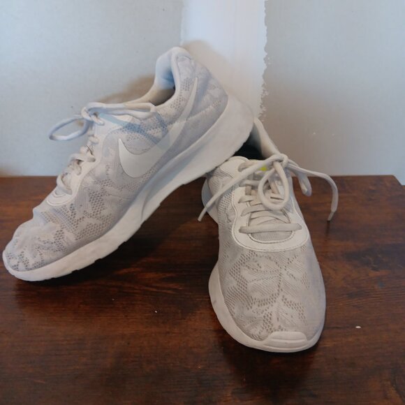 Nike Tanjun Prism White Mesh Floral Women’s Running Shoes Size 8 - Picture 1 of 11